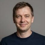 Улыбающийся клиент Марк, один из успешных игроков в прогрессивные джекпоты казино Casino Jackpot