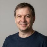 Улыбающийся клиент Лукас, довольный игрой в прогрессивные джекпоты в онлайн-казино Casino Jackpot